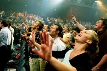 evangelicals-worshiping