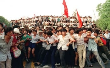 Tiananmen-Square_linkingarms
