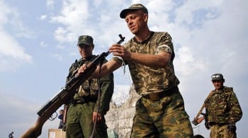 DPR-rebelInspectsGun