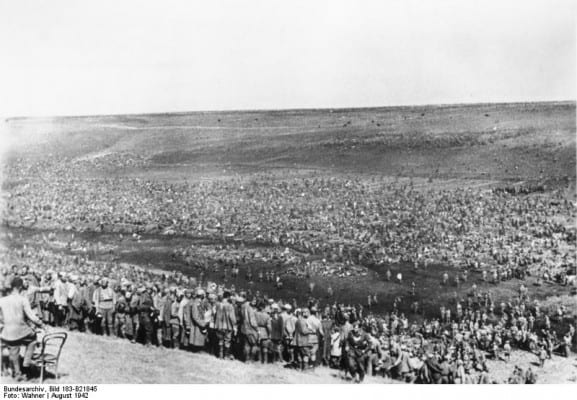 Improvised Soviet POW camp, August 1942. (CC BY-SA 3.0 de)