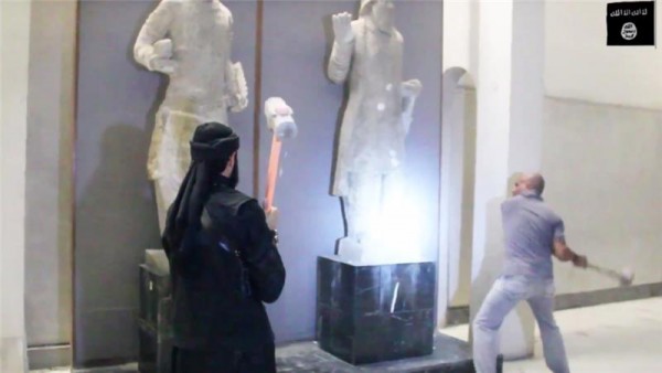 ISIL destroying ancient statues in Mosul. (Screengrab)