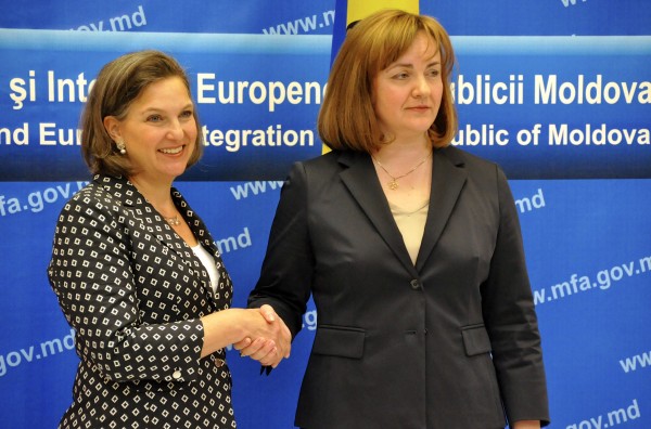 Victoria Nuland shakes hands with Moldovan Minister of Foreign Affairs Natalia Gherman.moldova.flickr