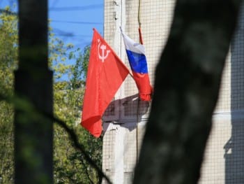 Communist and Russian flags are often seen together. The old ideals have not died. 