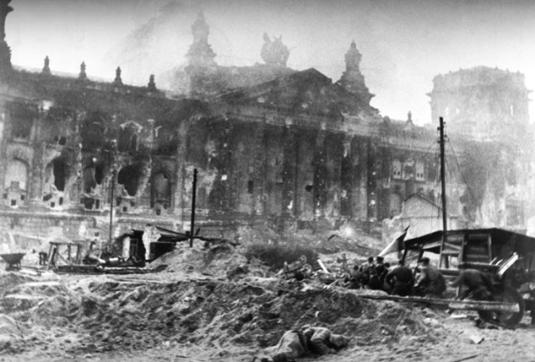 613329 01/01/1994 Fightings for Reichstag. The Great Patriotic War. Way of 1945. Photocopy./RIA Novosti