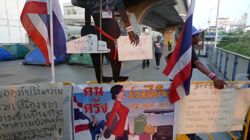 thai-3-thugs-protesters-blocking-elevated-public-sidewalks-e1390963119332
