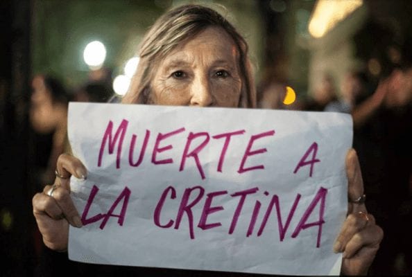 Class hatred by rightwing elements, or the terminally clueless, and always near the surface, are often brutally direct. This woman simply demands "Death to the Cretin!" In Spanish "Cretina" and Cristina, the name of the president, sound alike.