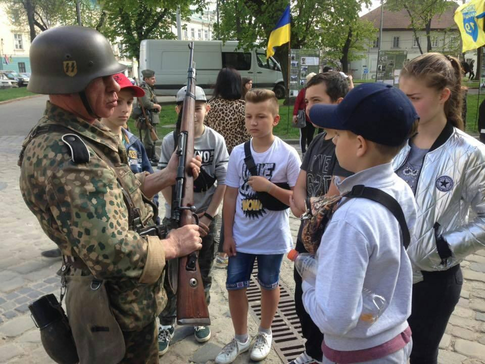 Маленькие украинцы. Дети Украины зигуют. Украинские дети фашисты. Нацисты в Украине детский лагерь. Украинские дети в военной форме.