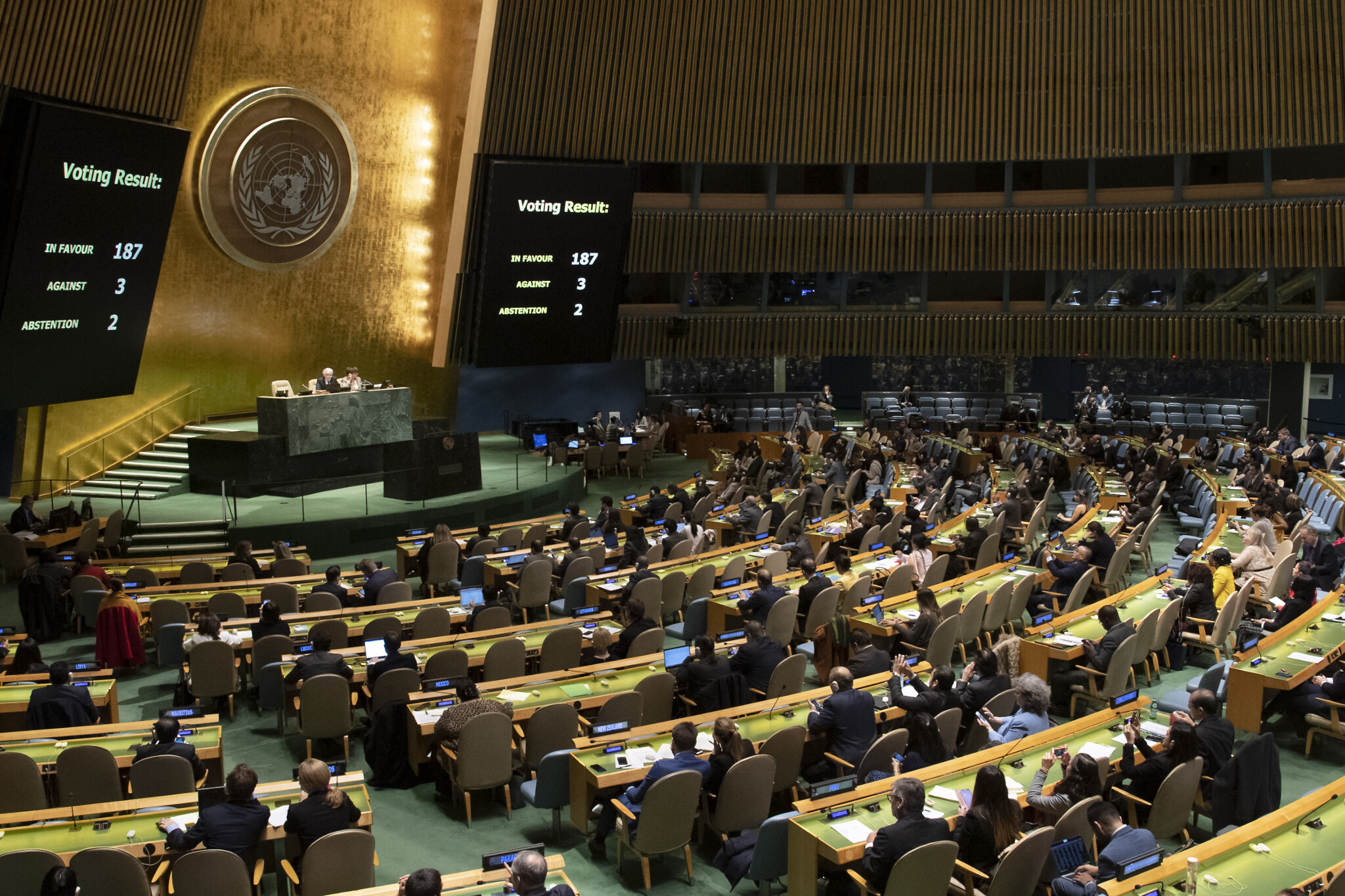 33 оон. Генеральная Ассамблея ООН (га ООН). Генеральная Ассамблея ООН 1946. Зал Генеральной Ассамблеи ООН. Генеральная Ассамблея ООН 1998.